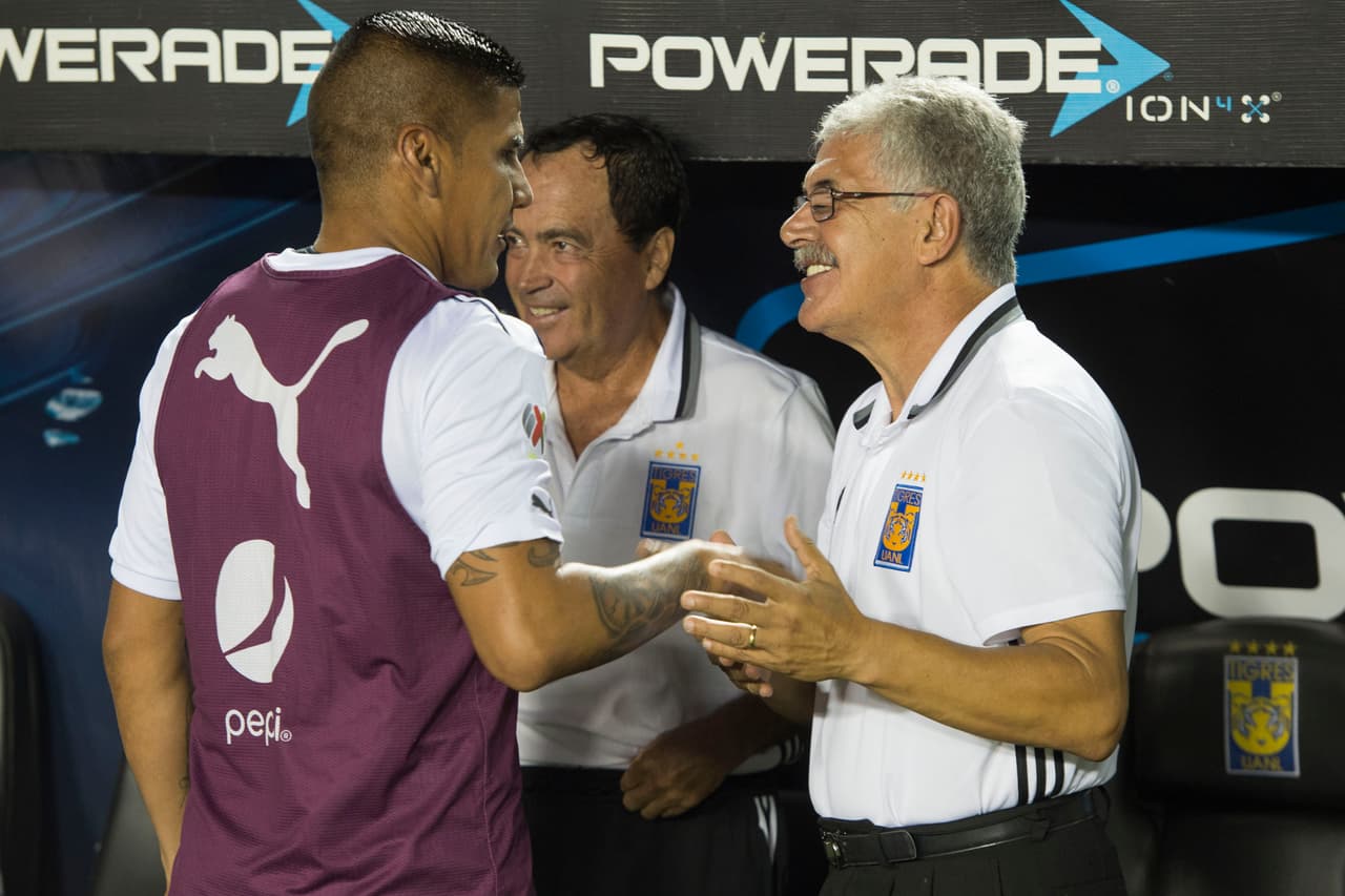 Carlos Salcido saluda al que fuera su técnico hace algunos torneos.