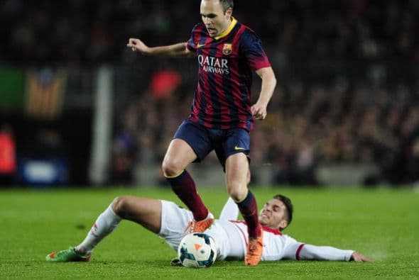 Iniesta jugó un partidazo, tacos, regates y pases de lujo, como el del cuarto gol, que dejó solo a Messi para fusilar al portero.