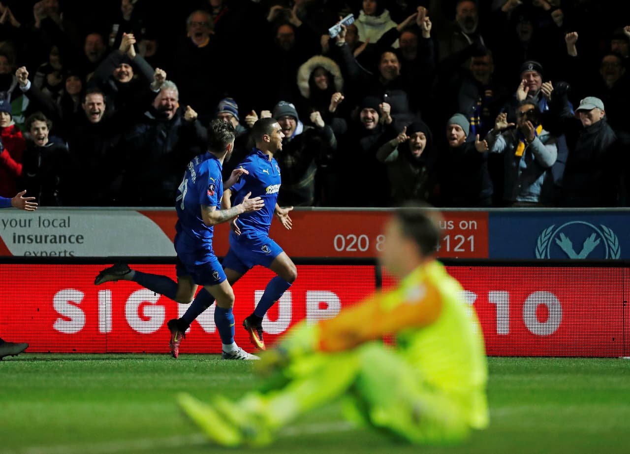A los 34 minutos el delantero ghanés Khesi Appiah (centro) abrió el marcador para el AFC Wimbledon.