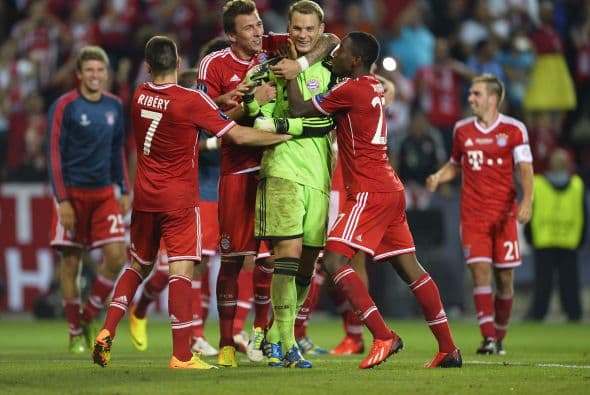 Además de su notable juego de pies, Neuer es un magnífico atajador pues debido a su gran tamaño cubre gran parte de la portería y es muy común verlo detener disparos a quemarropa.