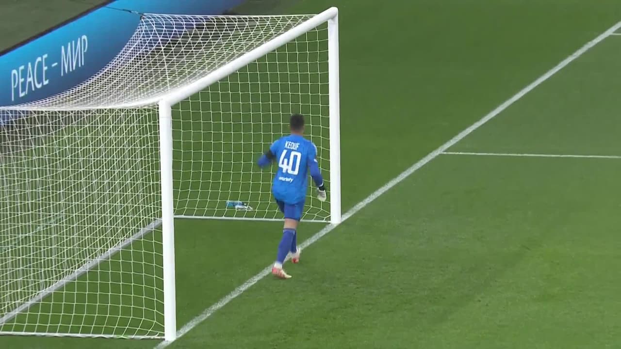 Arranca el partido y la pelota está en juego.