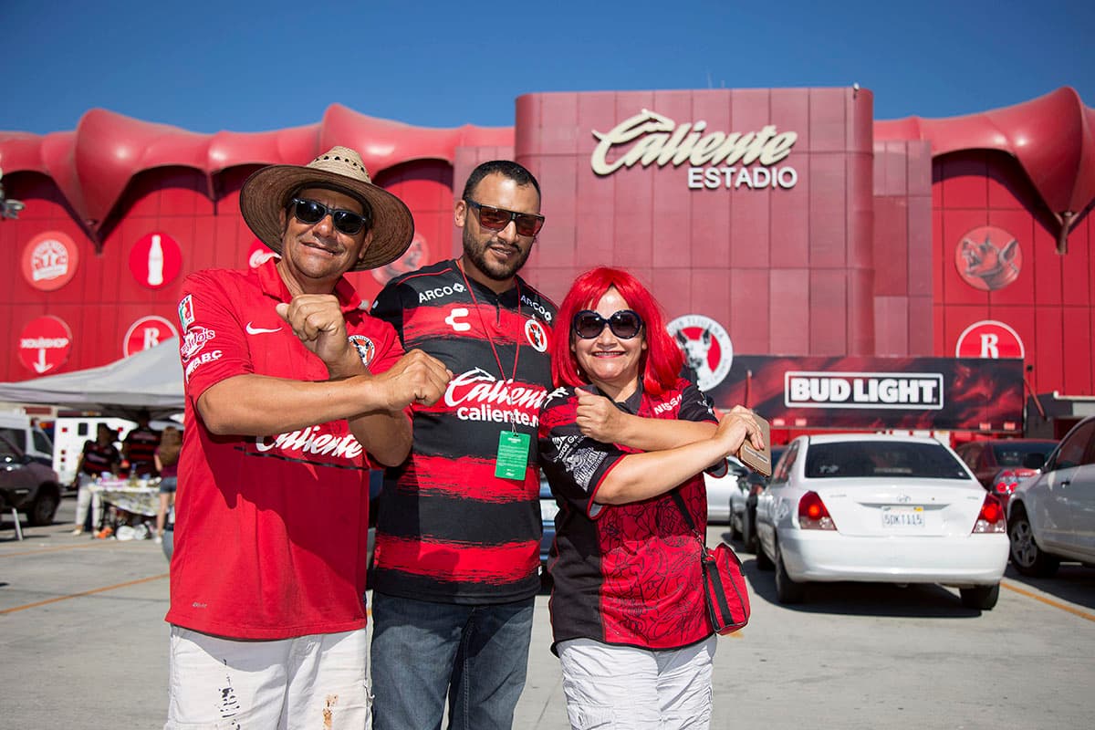 Fanáticos de Xolos de Tijuana en las afueras del Estadio Caliente, previo al juego contra León por la jornada 3 del Apertura 2018.