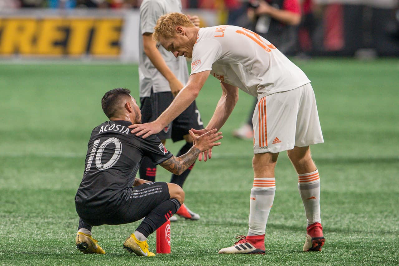 El mediocampista argentino del DC United, Luciano Acosta, recibe un saludo del defensor del Atlanta United, Jeff Larentowicz, después del partido.