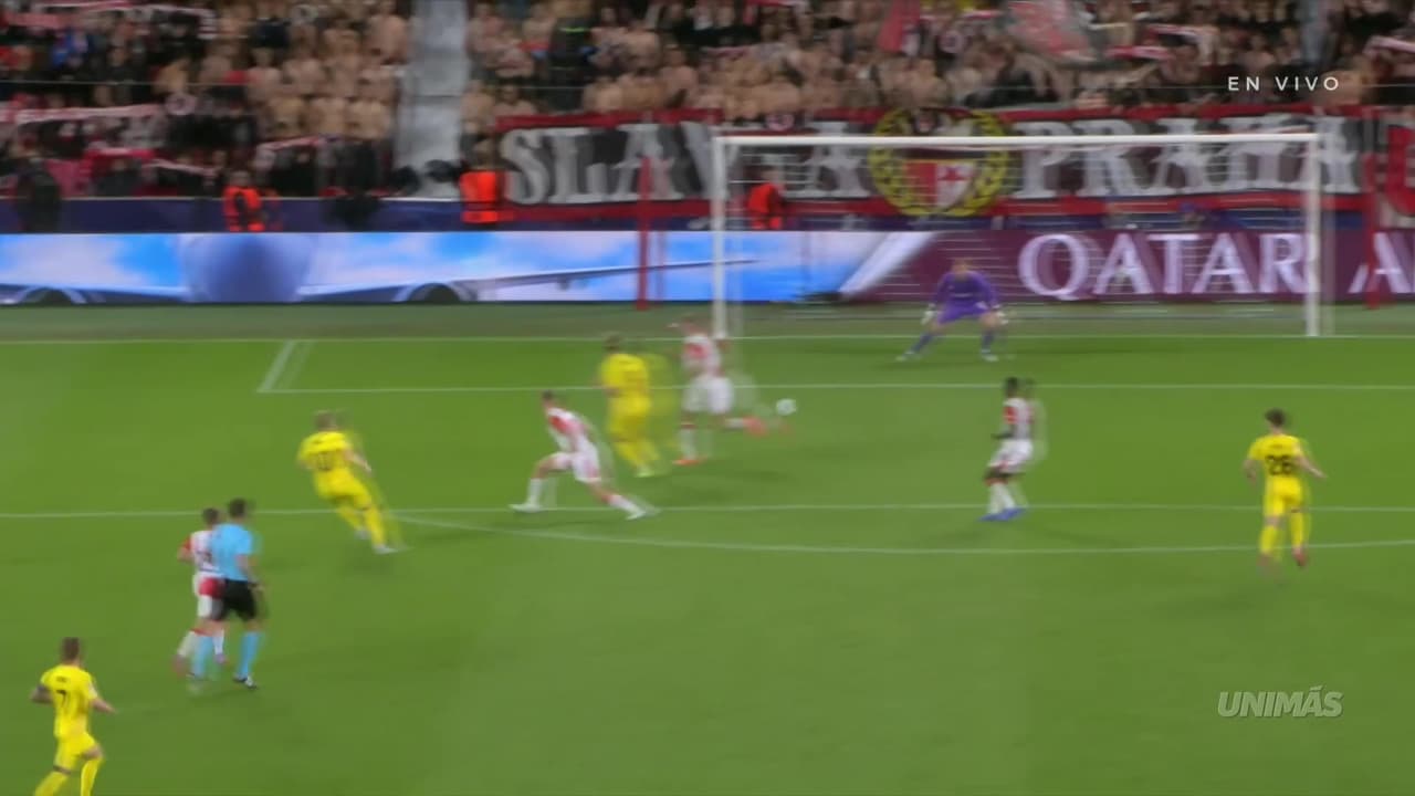 ¡Atajadón de Stankel! El arquero del Slavia Praga evita un GOLAZO
