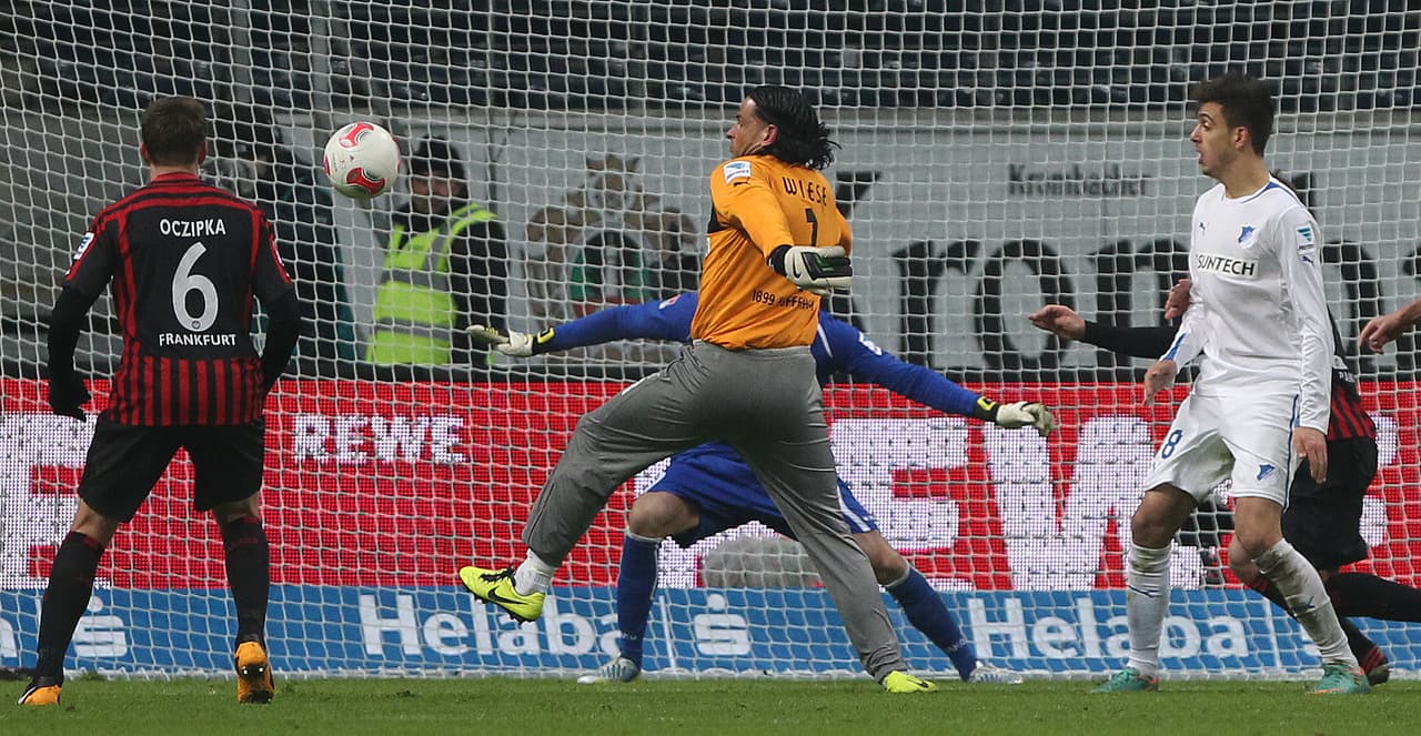 Siempre le gustó brindar espectáculo para la tribuna: ya fuera con sus pantalones largos o yendo al ataque buscando goles. Eso sí, nunca marcó en la Bundesliga.