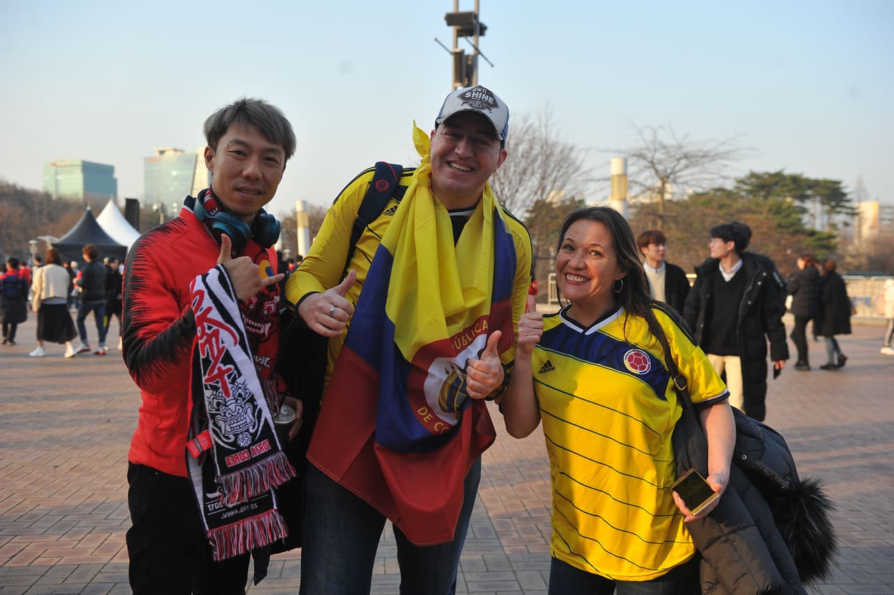 En Seúl, la selección Colombia cayó por 2-1 con la de Corea del Sur en el campo. Sin embargo, en los alrededores del Estadio Copa del Mundo y en sus tribunas la fiesta fue solo una entre los fanáticos de ambos países.