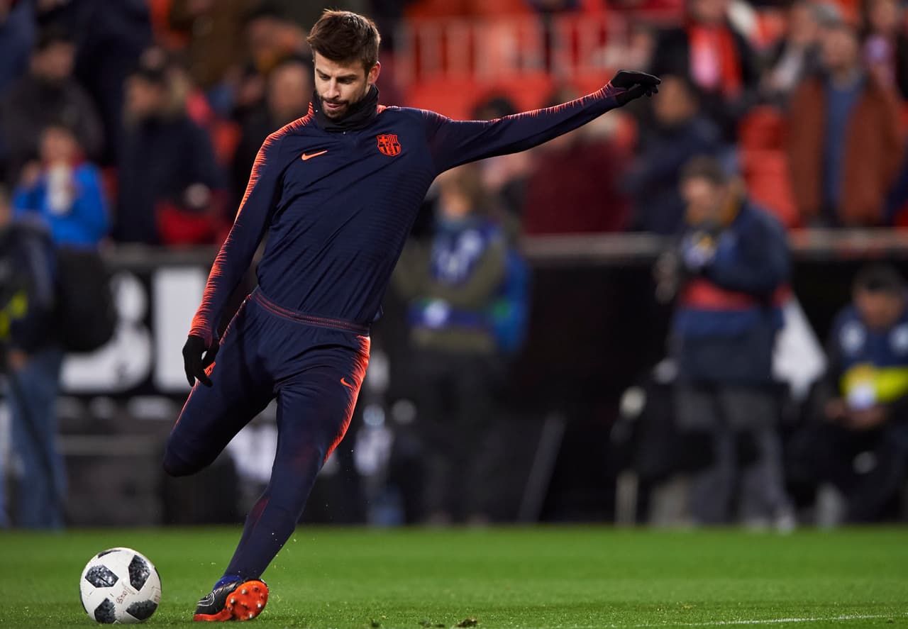 El defensa Gerrard Piqué, que era duda para este partido, al final sí fue parte del equipo titular. Aún estaba en vilo el debut del colombiano Yerry Mina.