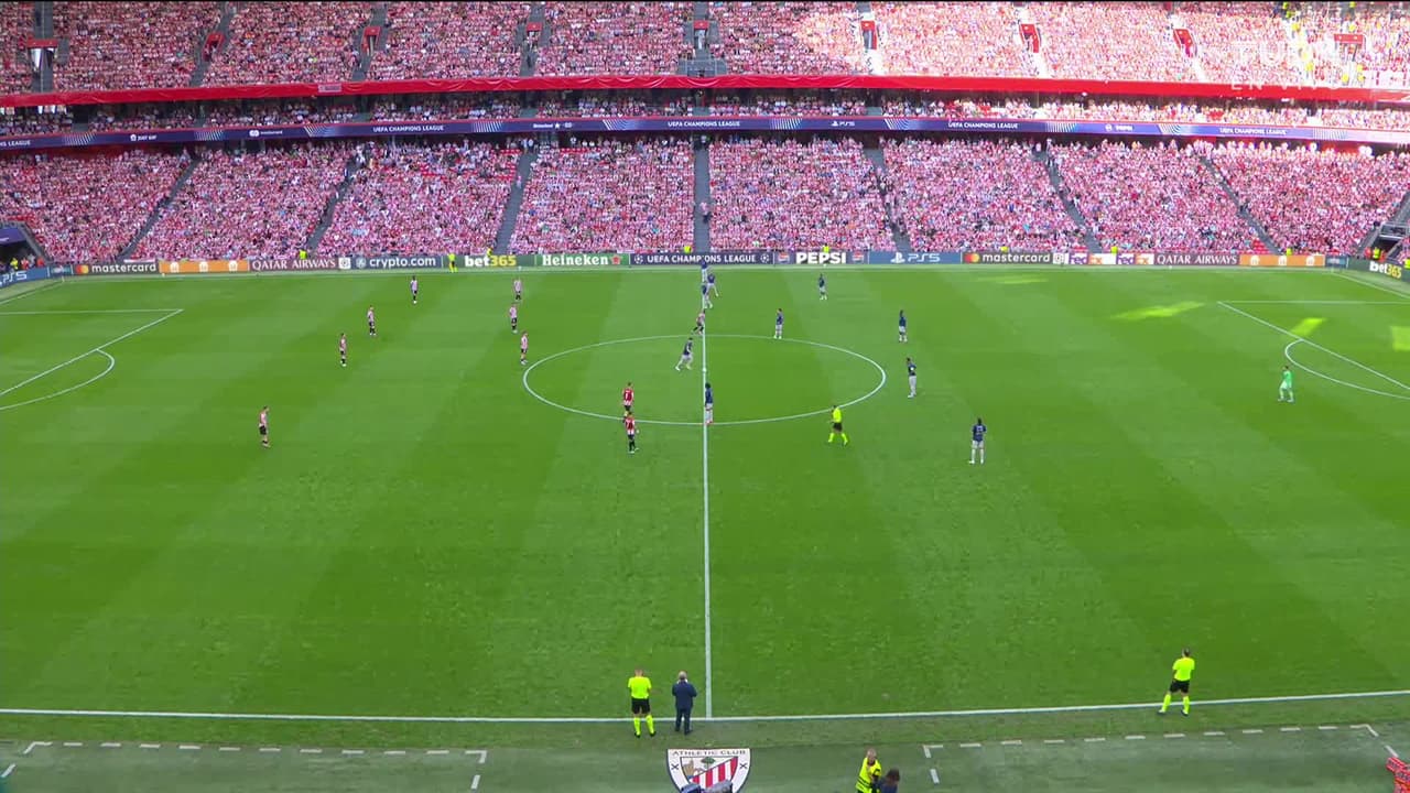 Arranca el partido y la pelota está en juego.
