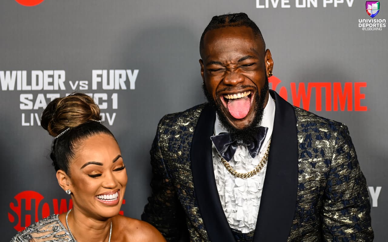 Tyson Fury y Deontay Wilder brindaron una pelea para la historia en el Staples Center de Los Ángeles. Wilder, monarca del CMB de peso completo, tiró en dos ocasiones al inglés, quien se levantó tras dominar la contienda con su elusivo boxeo. AL final, los jueces otorgaron un empate.