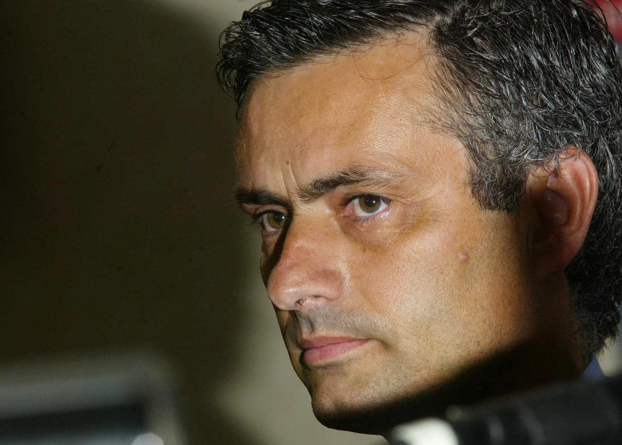 Cuando el defensa del Barcelona recordó que Mourinho no había inventado el fútbol, el portugués comparó al futbolista con Albert Einstein y le recordó al brasileño que "fue un portugués" quien descubrió su país.