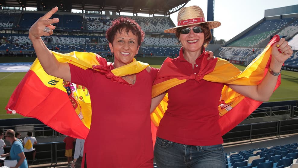 Con sus banderas y la playera roja, las españolas también se hacían sentir en la previa de este compromiso.