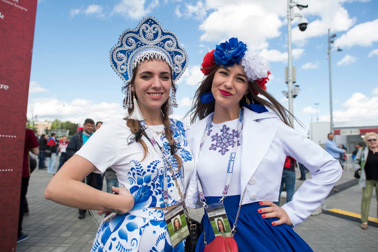 Pero no se podía quedar atrás la belleza de las rusas y sus atuendos tradicionales.