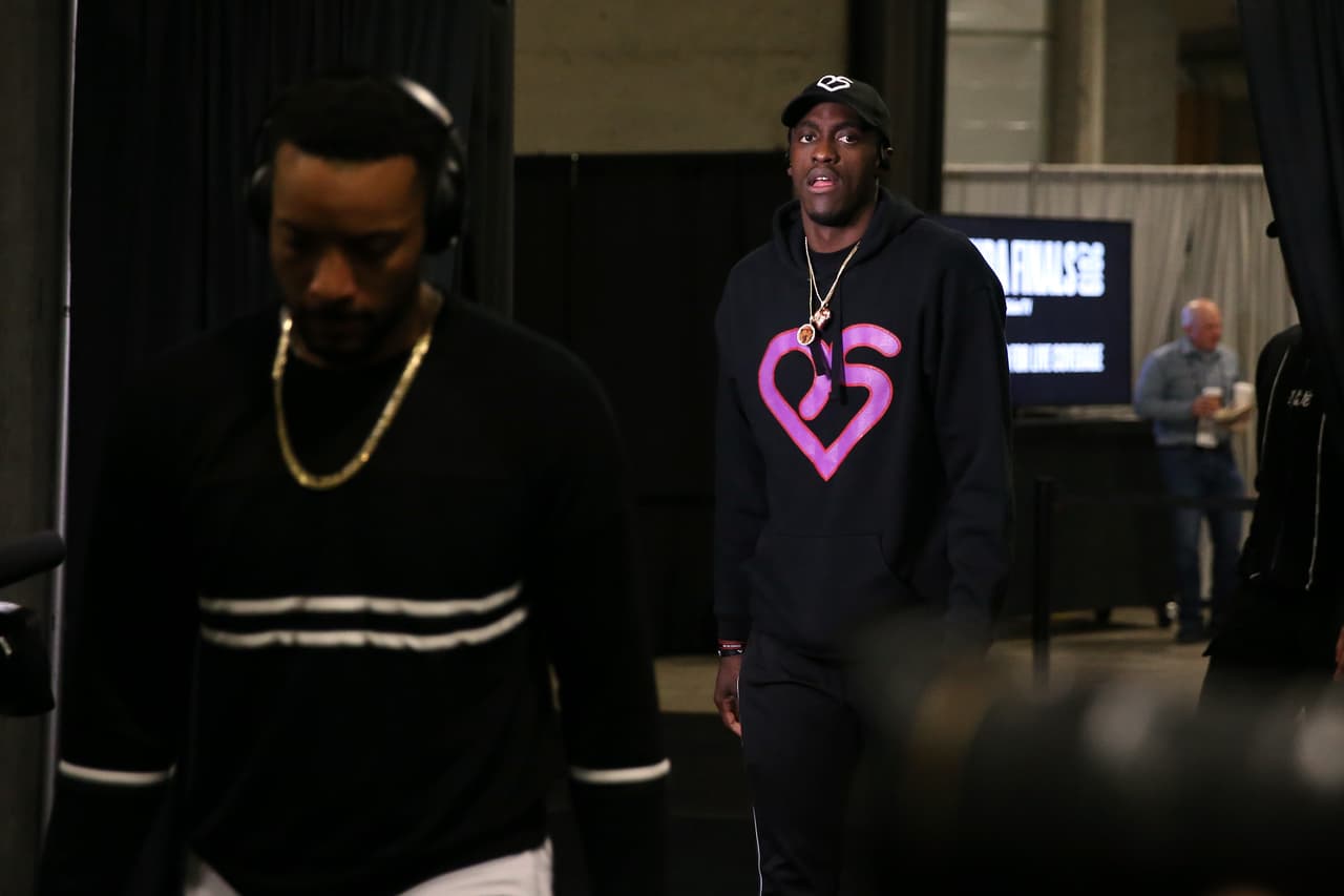 Los jugadores de Raptors y Warriors llegaron a Oracle Arena para la disputa del Juego 6 de las Finales NBA. Toronto busca destapar la champaña en patio ajeno y Golden State vivir un día más. Es el último partido NBA en la historia de Oracle Arena, en Oakland, ya que la temporada entrante el equipo se mudará al moderno Chase Center en San Francisco. Por ese motivo los aficionados acudieron a despedirse de la que ha sido su casa por más de cinco décadas.