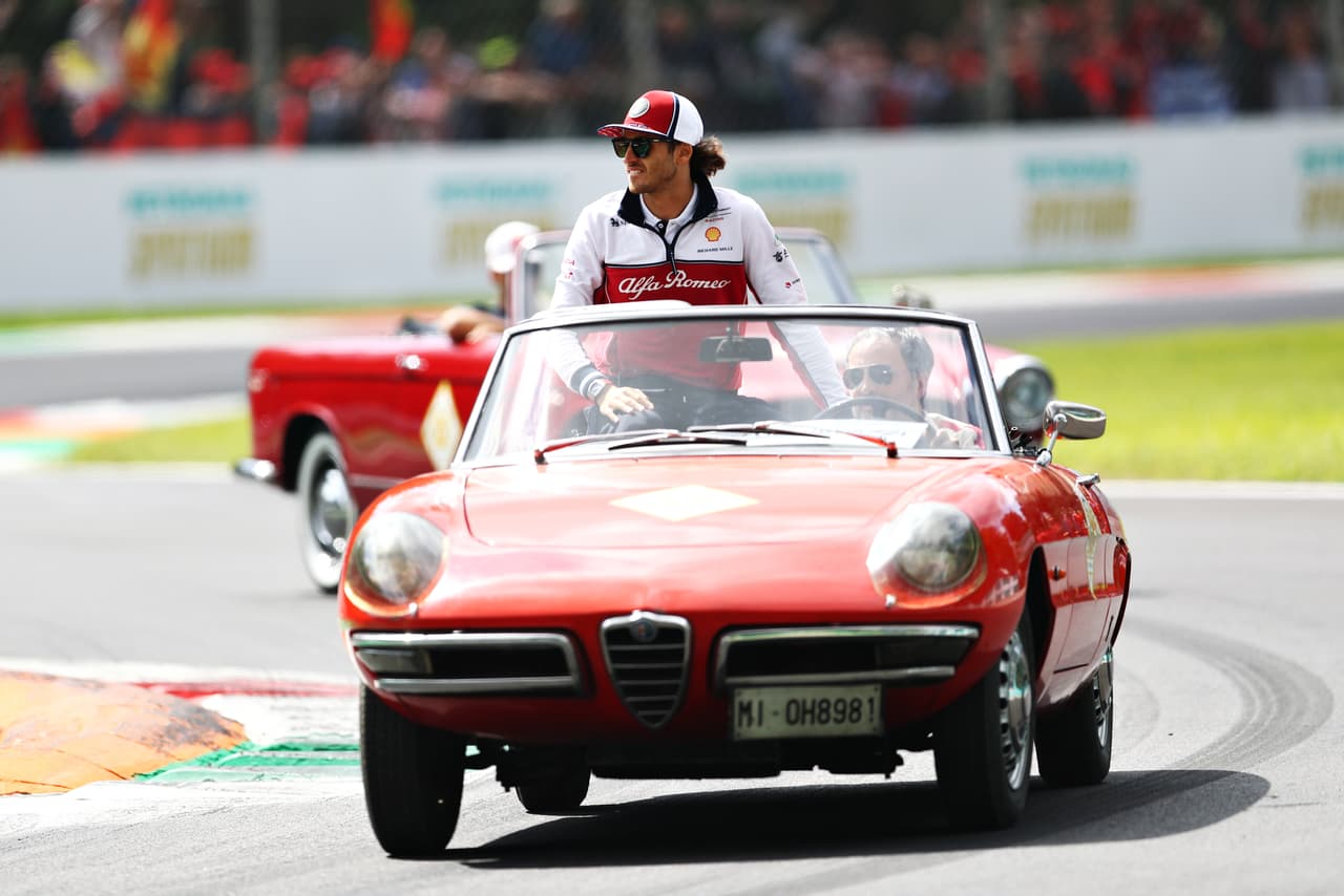 Antonio Giovinazzi de Italy con Alfa Romeo en el desfile previo al Gran Premio.