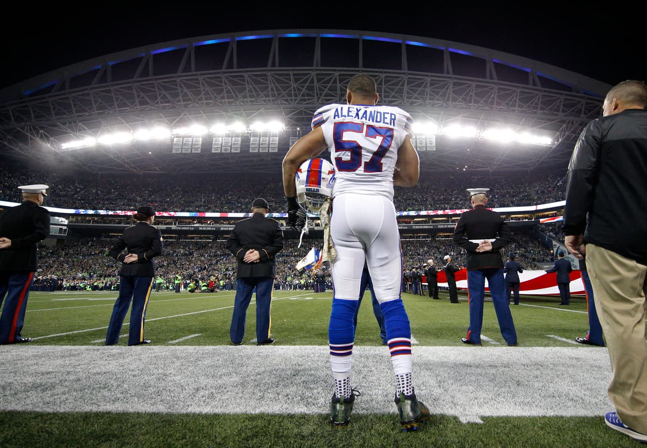 <b>54 LB - LORENZO ALEXANDER: </b>
<i>FIRMADO POR </i>
<b>BUFFALO BILLS</b>
<br>¿Qué tan improbable fue la campaña de Alexander en la edad de 33 años? Él era el jugador más viejo nunca para registrar su primera temporada 10-sack. Los equipos tienen que ser escépticos de que puede duplicar ese éxito aberrante fuera de la defensa de Rex Ryan.