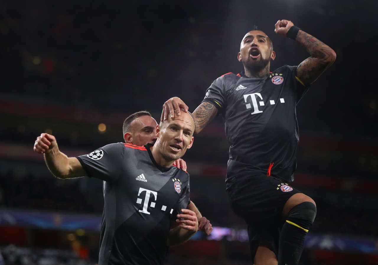 La calva de Robben es uno de los puntos de encuentro de celebración de sus compañeros. Es inevitable el gesto de cariño que surge de manera espontánea.