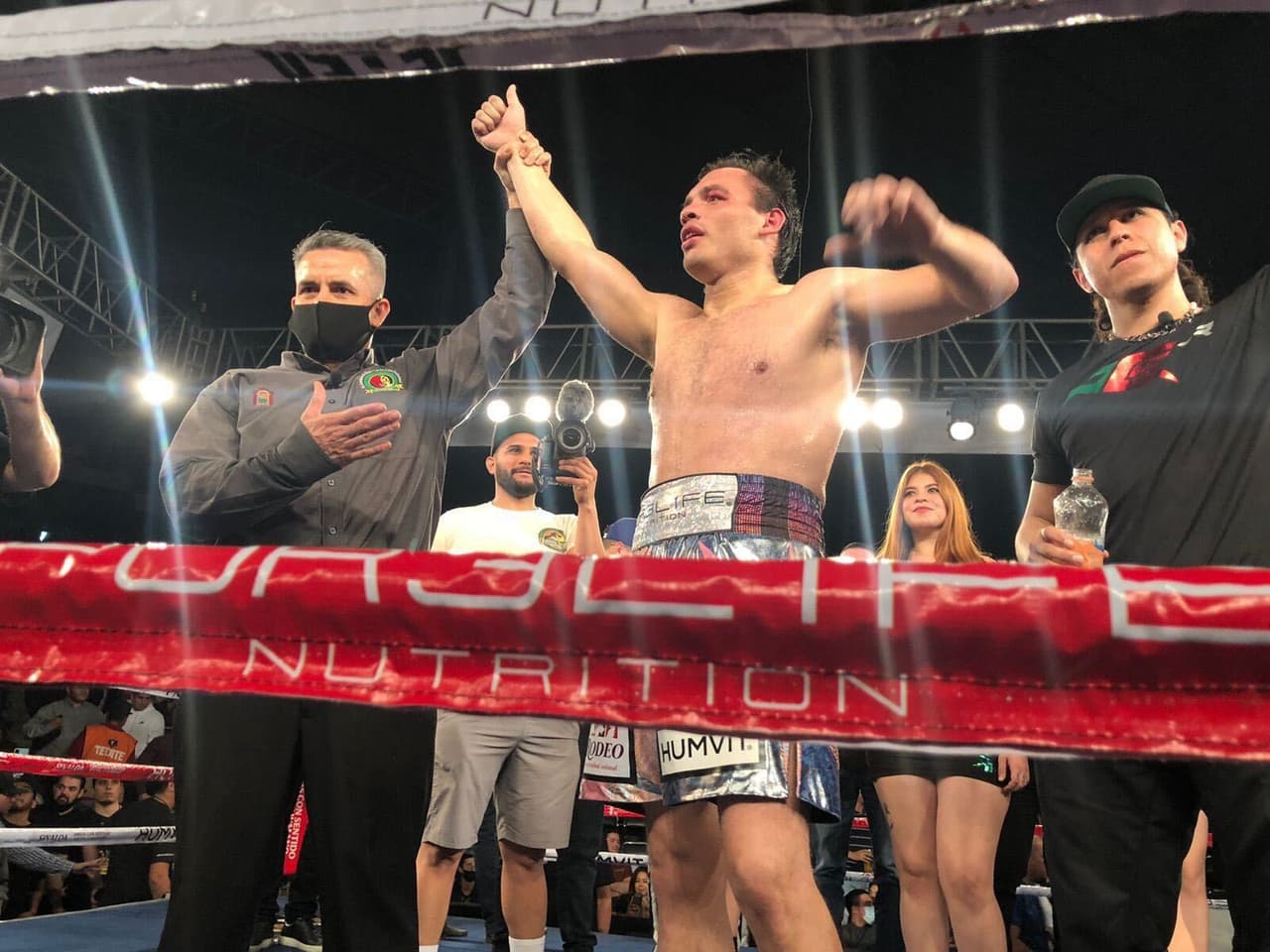 Julio César Chávez Jr derrota a Zegarra y pide a 'Canelo' Álvarez