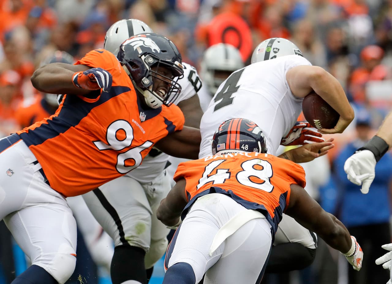 Carr fue golpeado por el ala defensiva Shelby Harris y estaba yendo hacia abajo cuando el otro DE Adam Gotsis voló y envolvió su brazo entre el casco y las hombreras del QB.
<br>