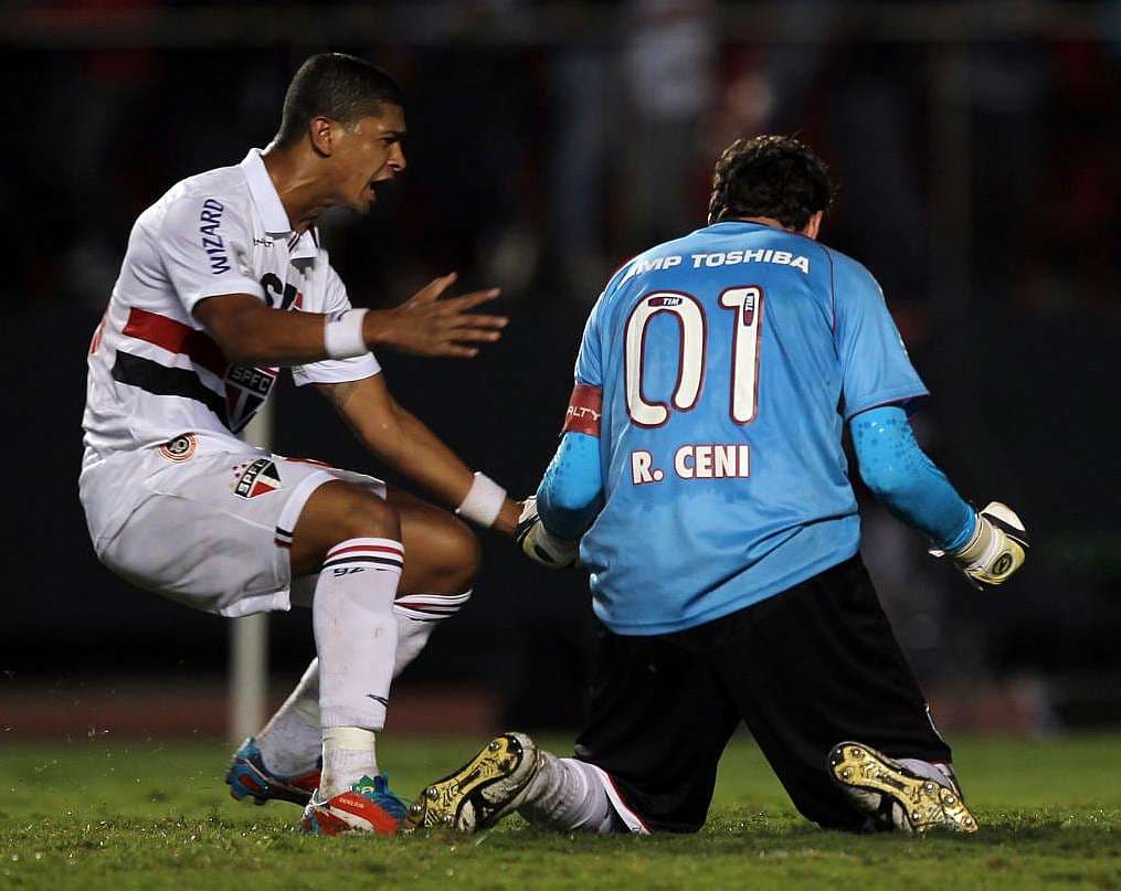 Rogerio Ceni y su habilidad para los tiros libres le dieron la opción de usar un raro '01'.