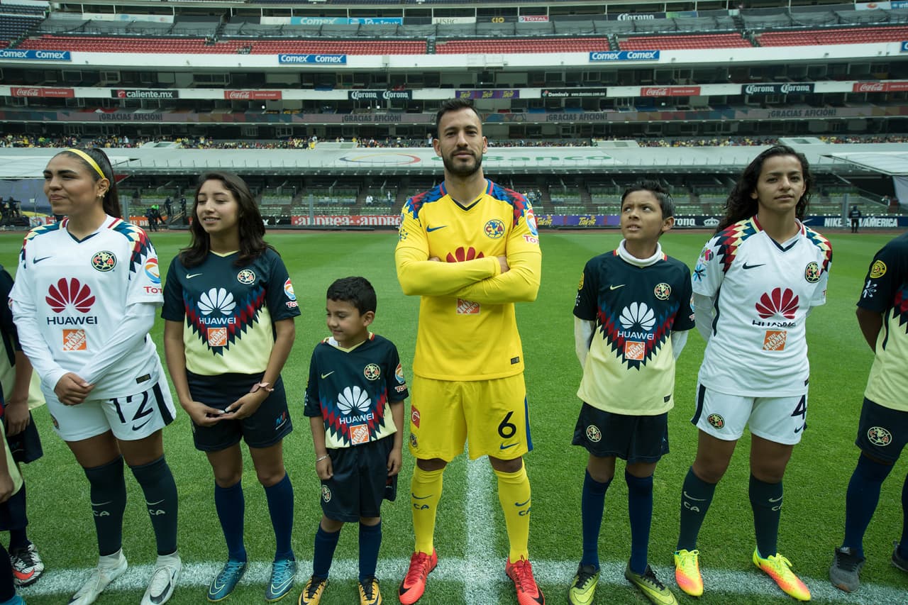 Las Águilas, tanto el equipo varonil y femenil, convivieron con los aficionados y se tomaron la foto oficial con ellos en el Estadio Azteca.
