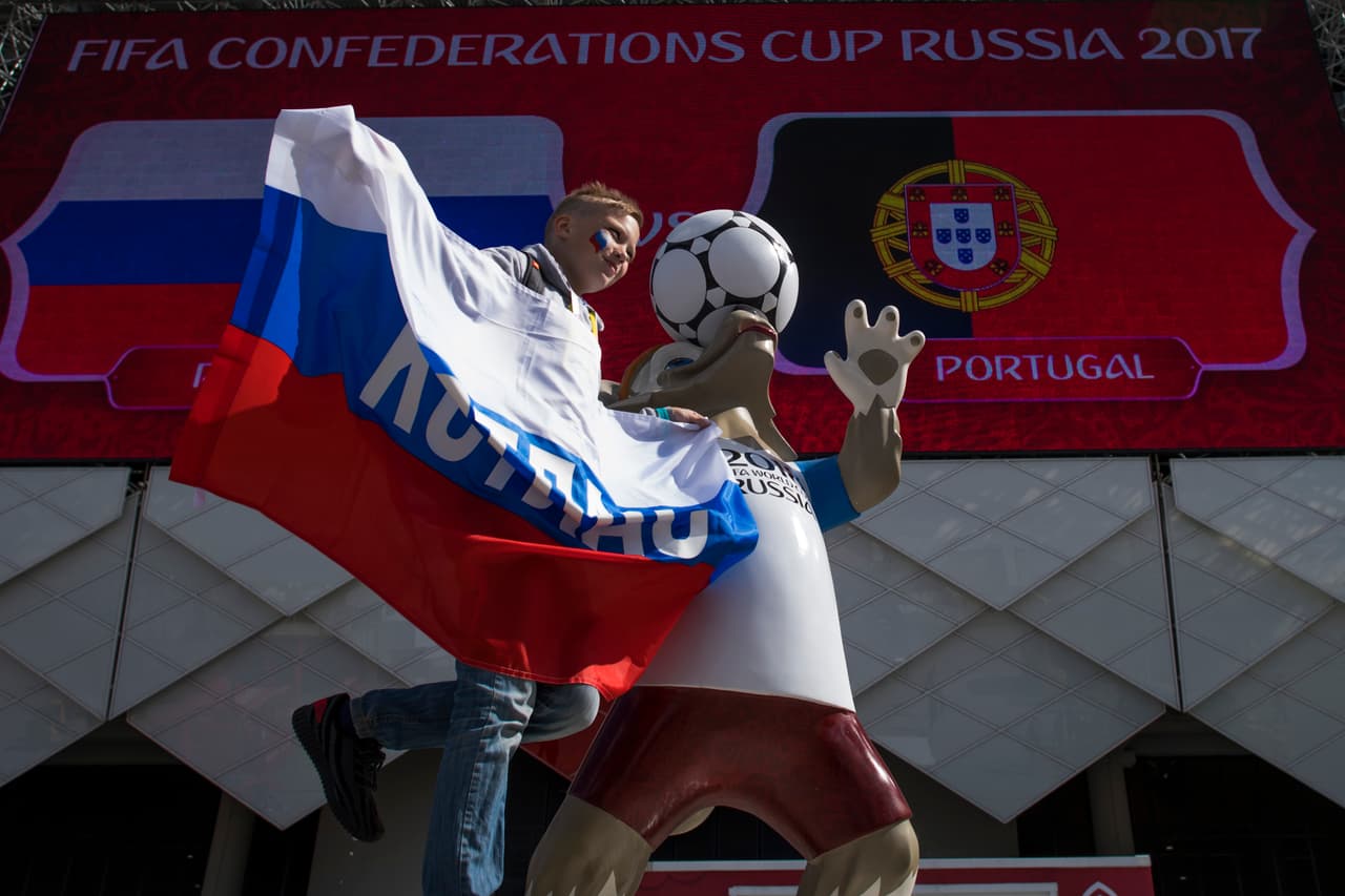 Los más entusiasmados eran los niños con la mascota.
