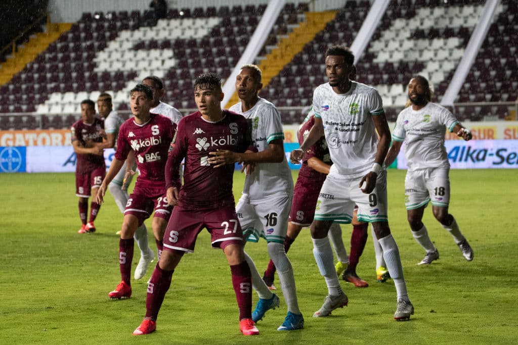 En una feria de goles, Saprissa logra vencer 4-3 a Comunicaciones y toman una ligera ventaja en las semifinales de la Concacaf League.
