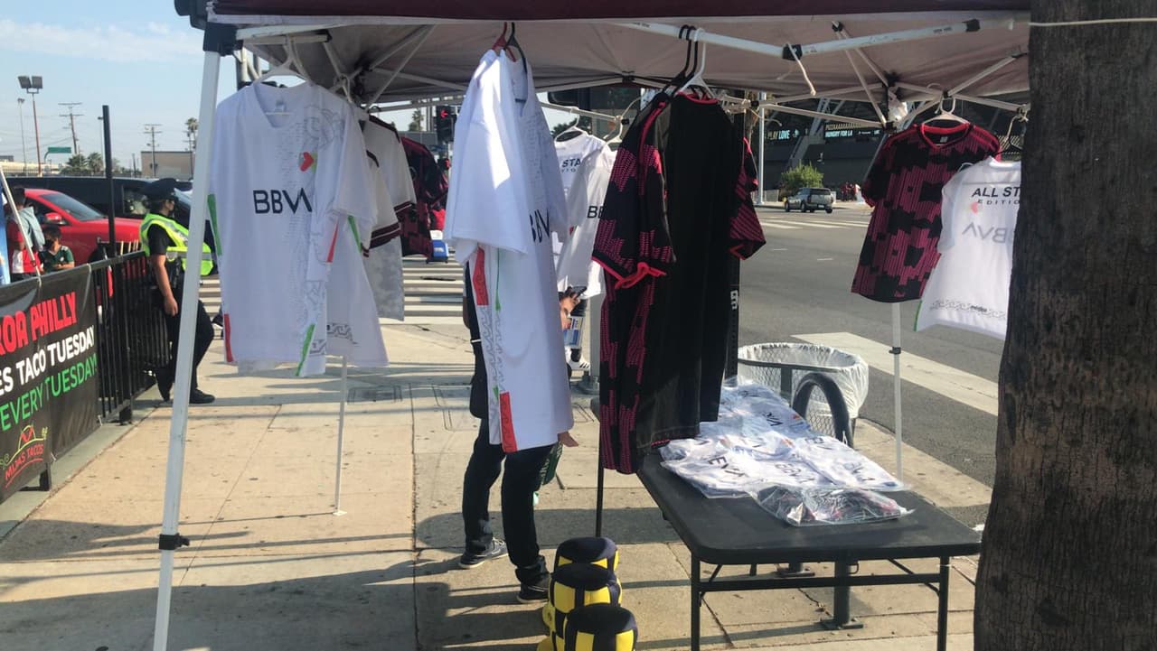 Con máscaras y emoción, llegan los aficionados al Bank of California Stadium para difrutar de la batalla de titanes entre las estrellas de la MLS y de la Liga MX.