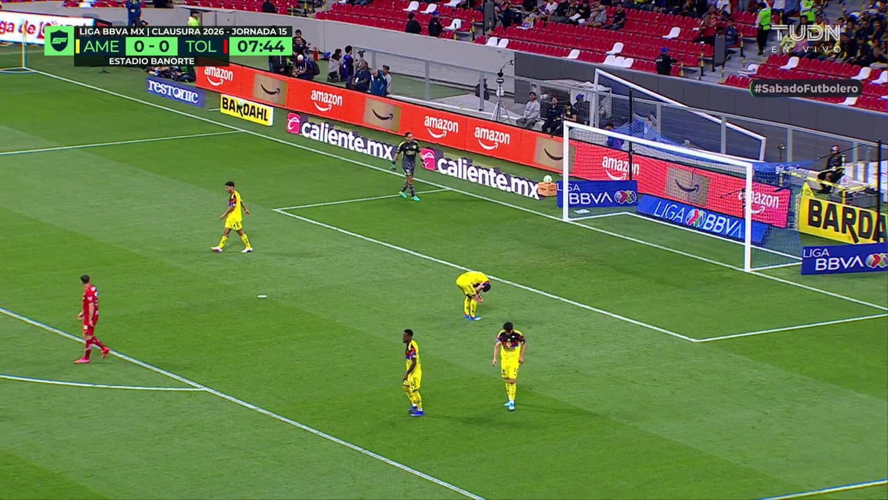 ¡CERCA! Nicolás Castro disparó que se estrella en el poste.