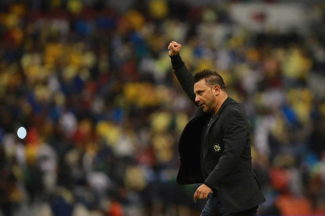 El argentino dejó el club como ganador al finalizar ese torneo luego de que se conociera que estaban negociando el remplazo de su cargo con el uruguayo Gustavo Matosas.