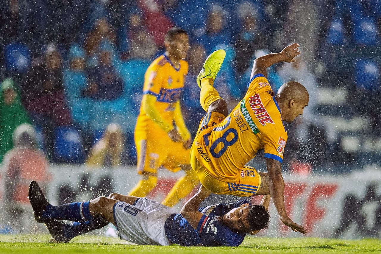 El clima afectó evidentemente el trámite del partido y puso en riesgo en ocasiones la integridad de algunos jugadores.