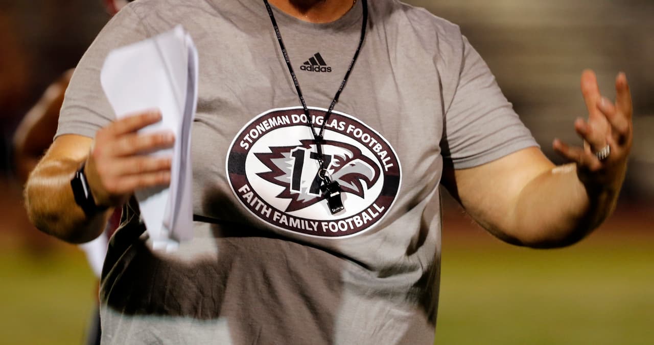 Desde su playera, el coach también mostró que el equipo de fútbol americano trata de enviar un mensaje de unidad como familia en Marjory Stoneman Douglas High School en Parkland (Florida).