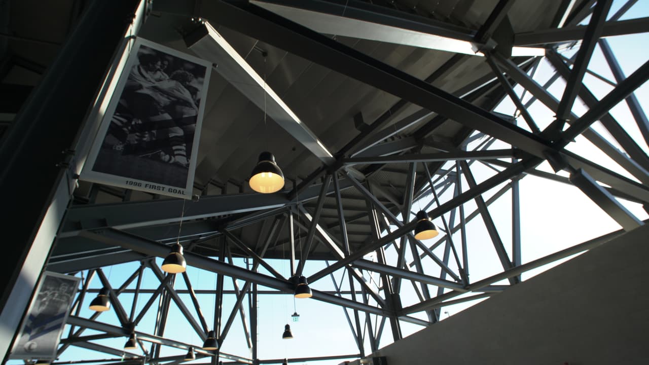 En sus corredores hay imágenes de figuras y momentos importantes. Colgada en un poste, la foto de Eric Wynalda, ex jugador del club y autor del primer gol en la historia de la MLS.