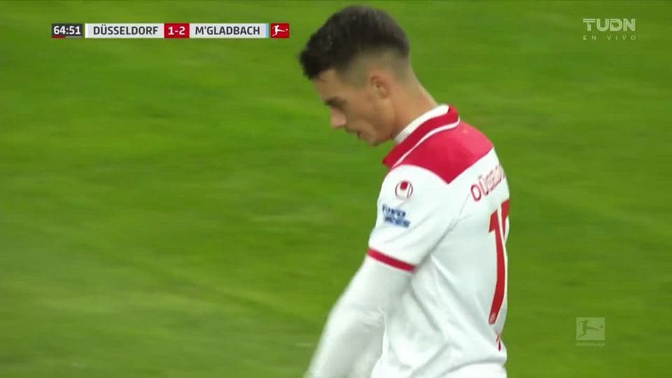 Tiro desviado de Erik Thommy