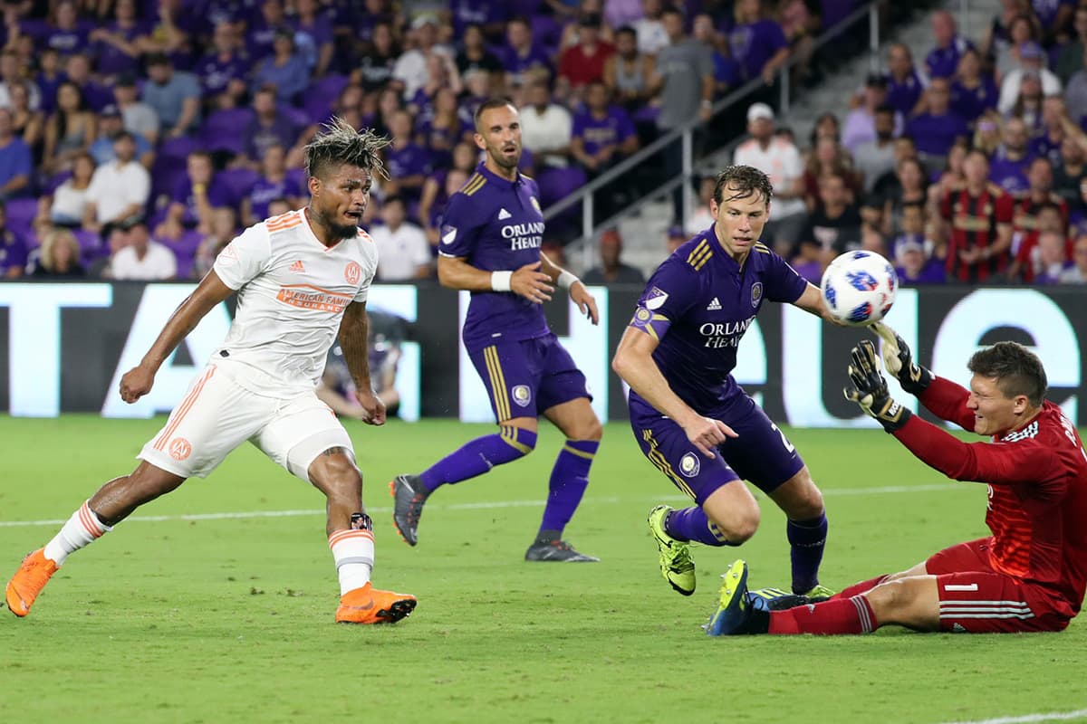 Luego del sutil toque, ni la defensa ni el arquero Joe Bendik pudieron evitar el gol número 28 del delantero venezolano del Atlanta United, Josef Martínez (izquierda).