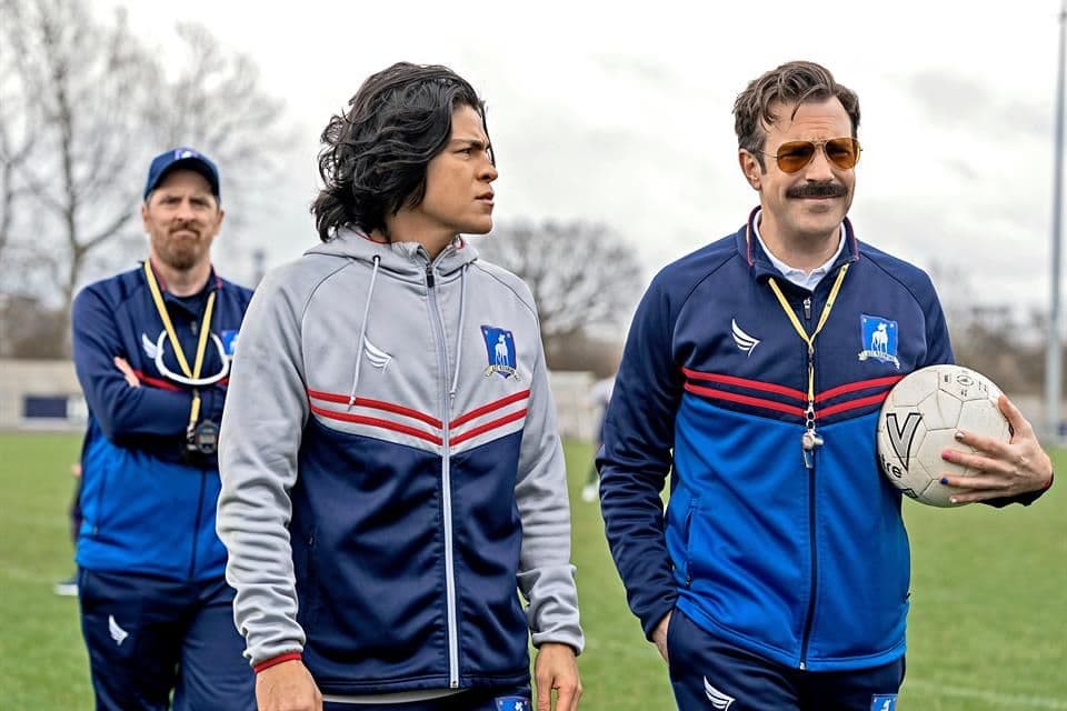 El entrenador, a pesar de su poco conocimiento en el futbol soccer, se adentra en la aventura.