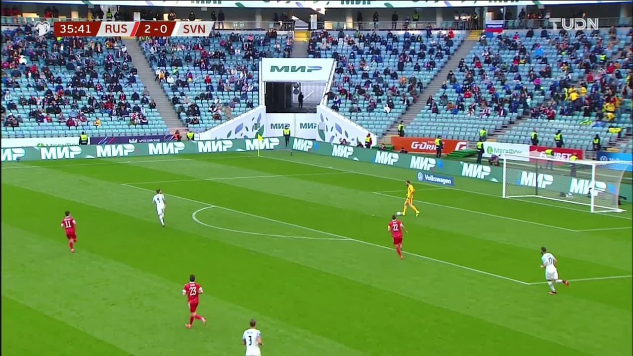¡GOL!  anota para Eslovenia. Josip Ilicic