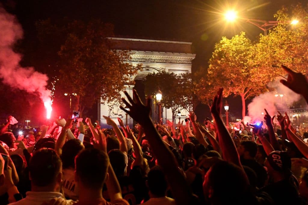 La emoción entre los hinchas fue tal que, en plena pandemia, invadieron las calles de la ‘Ciudad de la Luz’ tras el histórico triunfo.