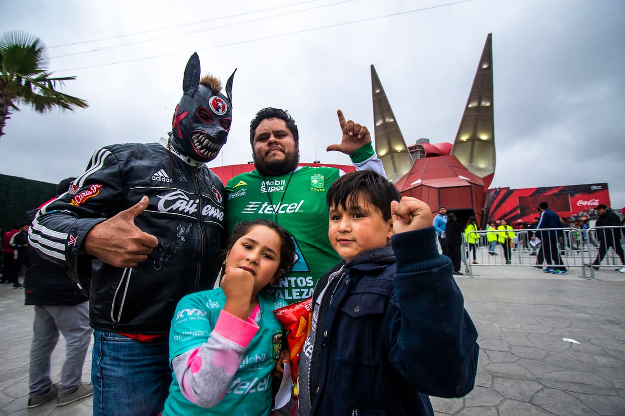 Tremendo ambiente el que se vivió dentro y fuera del Estadio Caliente para presenciar el partido de la Ida de Cuartos de Final entre los Xolos de Tijuana y los Esmeraldas del León. Un marco fantástico para un partido que pintaba muy atractivo.