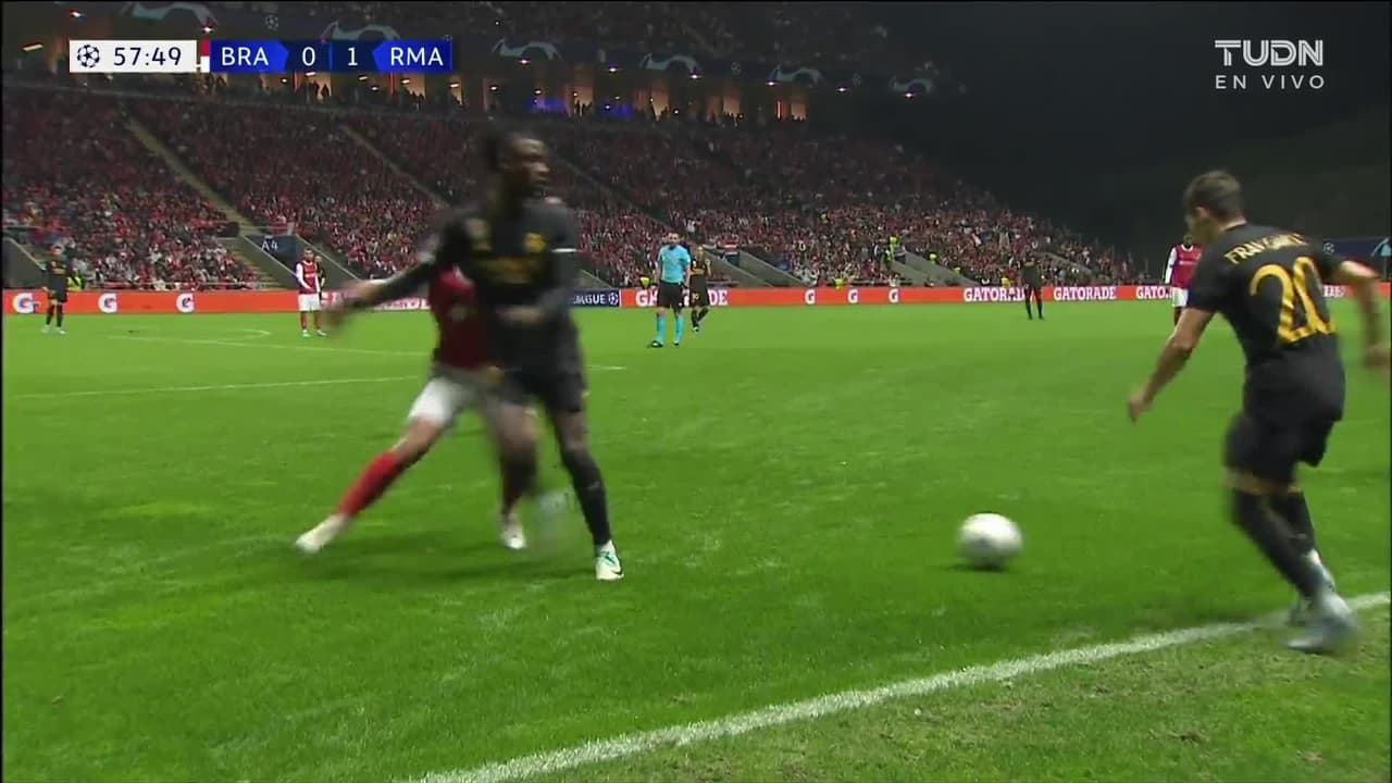 ¡TIRO ATAJADO! disparo por Eduardo Camavinga.