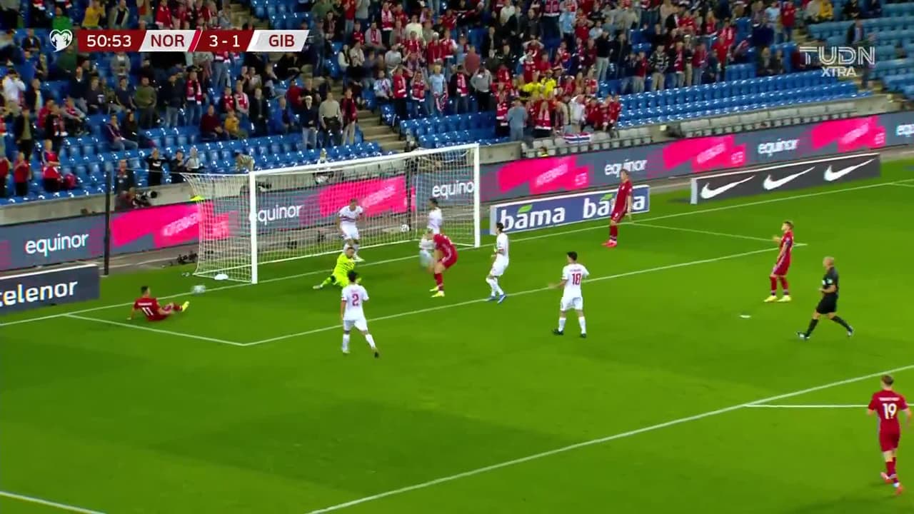 ¡TIRO ATAJADO! disparo por Mohamed Elyounoussi.