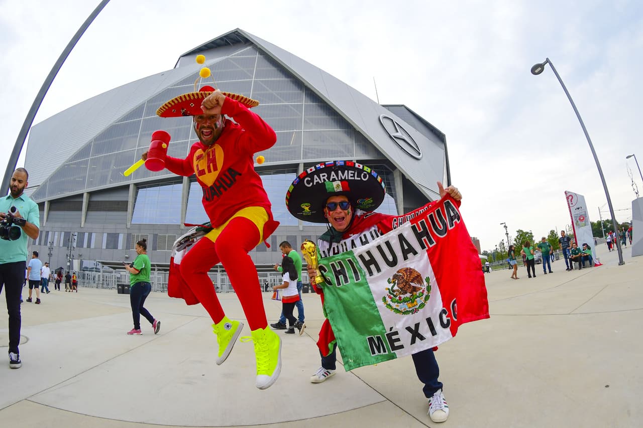 Con gran entusiasmo arribaron los aficionados de la Selección Mexicana para apoyar al Tri en su partido de preparación para la Copa Oro ante Venezuela en Mercedes-Benz Stadium, en Atlanta. Gran colorido y buen ambiente estaban armando los seguidores mexicanos y también los venezolanos que llegaron a apoyar a su Vinotinto, que se prepara para la Copa América.
