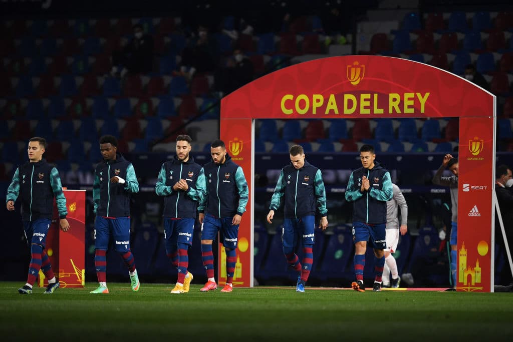 Athletic Club derrota, en tiempo extra, al Levante con un marcador de 2-1 y jugará la final de la Copa del Rey ante el Barcelona el 17 de abril en La Cartuja. Roger Martí anotó el primer tanto al minuto 17, pero Raúl García se encargó de igualar las cosas. Remiro, al minuto 112, le dio la victoria y el pase a su equipo a la grna final.