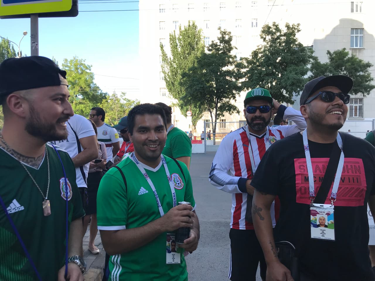 Con alegría, y la camiseta de la selección, los aficionados mexicanos hicieron sentir su presencia en esta pequeña ciudad cercana al Mar de Azov, que comparte Rusia con Ucrania.