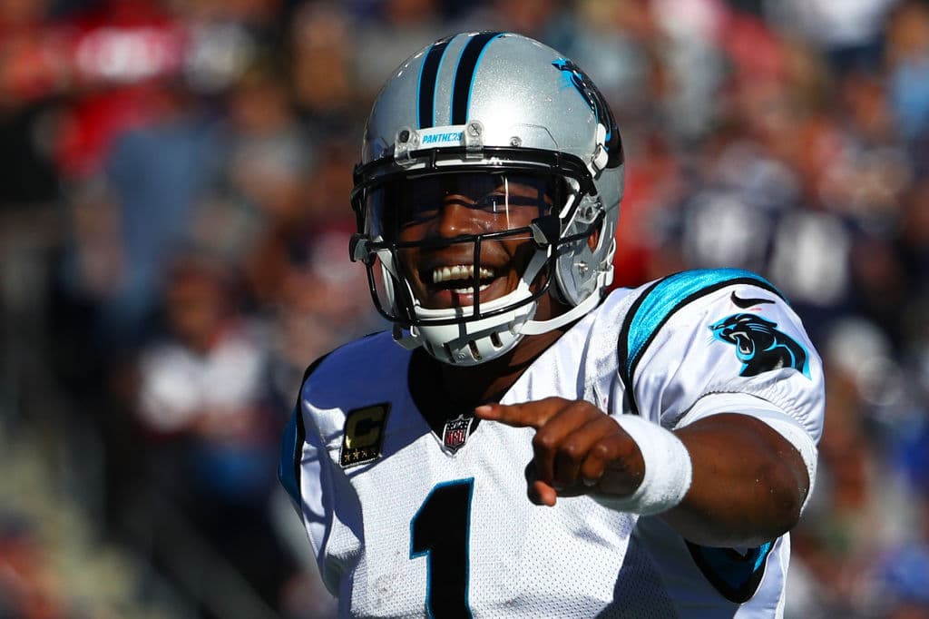 Cam Newton lanzó tres pases de touchdown y corrió para uno más durante el partido.