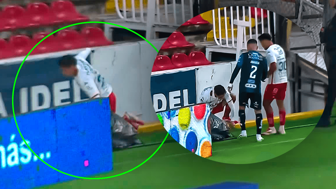 Emilio Lara se precipita al foso que separa la cancha de las tribunas en La Corregidora
