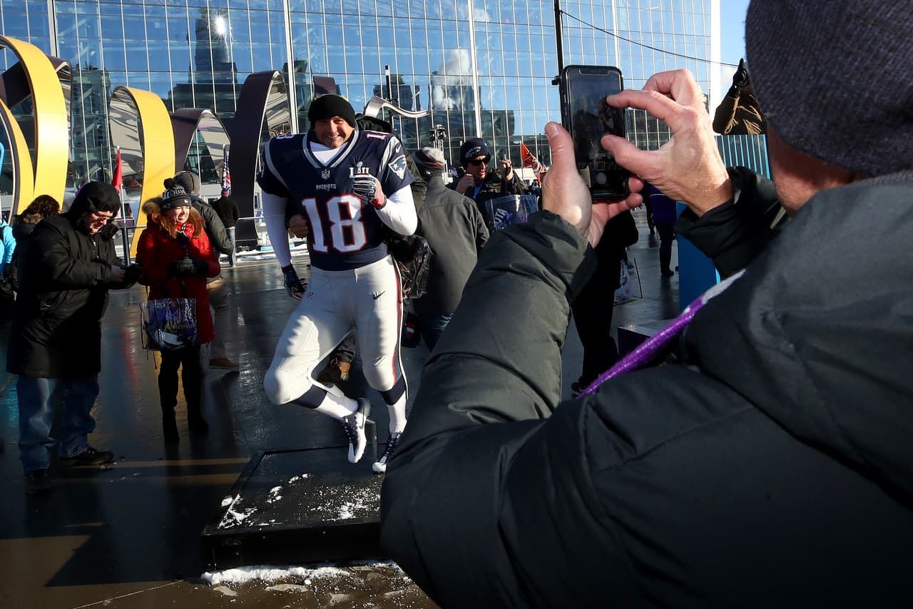 ¡Todo listo en el U.S. Bank Stadium para el Super Bowl LII! Los Patriots y los Eagles jugarán por el título de la NFL y ni siquiera las bajas temperaturas reducen la pasión de los miles de aficionados que ya están en el estadio.