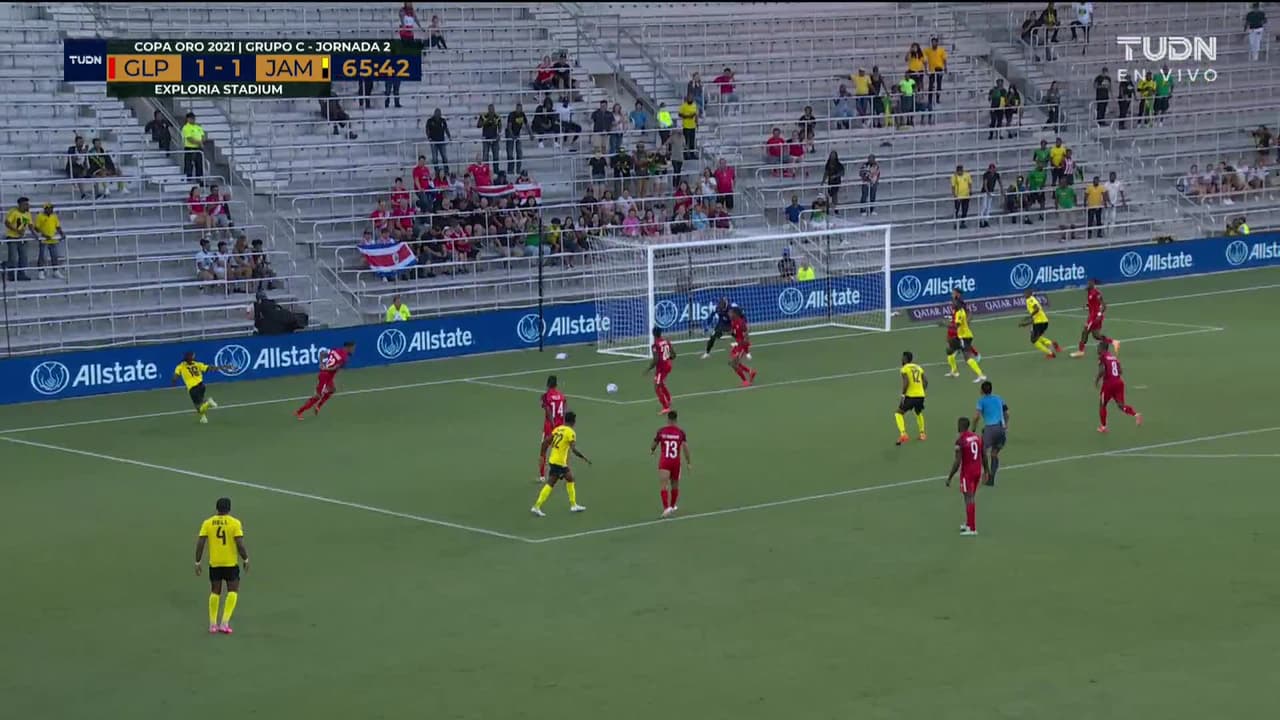 ¡TIRO ATAJADO! disparo por Leon Bailey.