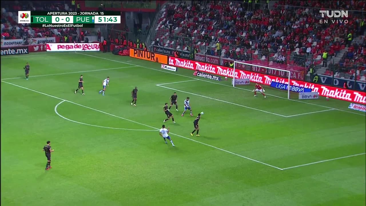 ¡CERCA! Daniel Álvarez disparó que se estrella en el poste.