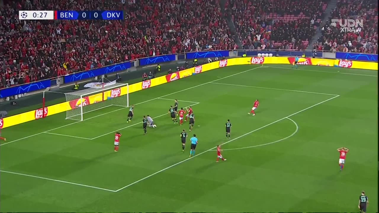 ¡TIRO ATAJADO! disparo por Roman Yaremchuk.