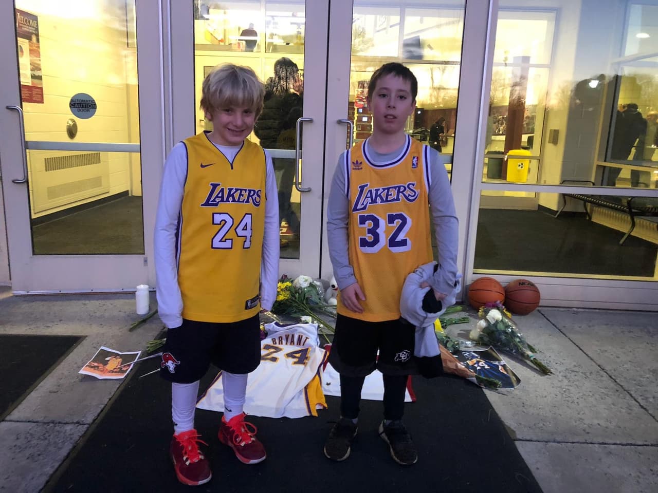Grandes y chicos llegaron con flores, balones de baloncesto y el jersey de los Lakers para homenajear al ícono de la NBA.
<br>